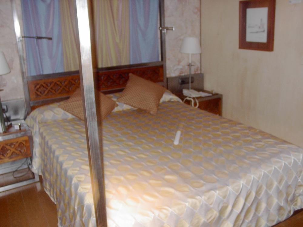 Parador De Alarcon Exterior photo